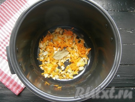 Добавить нарезанный чеснок, лавровый лист и выставить программу "Жарка" на 10 минут, обжаривать овощи до окончания программы, не забывая помешивать.
