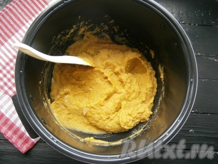 Закрыть крышку мультиварки и выставить программу "Крупы" или "Каша" на 30 минут. Затем в готовую чечевичную кашу добавить немного черного молотого перца и перемешать.
