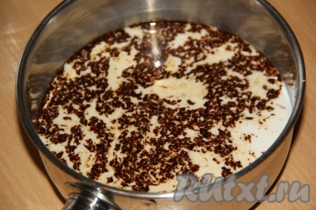 Молоко влить в сотейник, добавить дольки шоколада и кофе. Поставить сотейник на средний огонь.