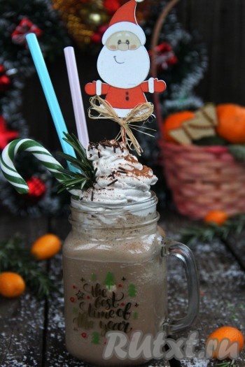 При желании, поверх наивкуснейшего коктейля можно нанести сливки из баллончика, вставить пару трубочек и карамельную трость. Вот такая красота получилась. Вкус этого шоколадно-молочного коктейля, приготовленного в домашних условиях, порадует ваших близких, попробуйте!

