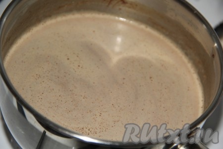 Довести массу до полного растворения кофе и шоколада (на это потребуется минут 5). Я непрерывно помешивала молоко. Снять сотейник с огня, остудить до комнатной температуры и поставить в холодильник до полного остывания (минут на 30, можно и на более длительное время).