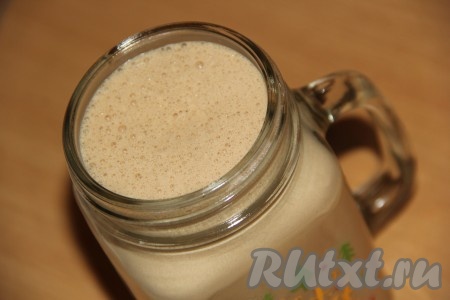 Разлить шоколадно-молочный коктейль по стаканам или кружкам, вставить трубочку и можно наслаждаться прекрасным вкусом.
