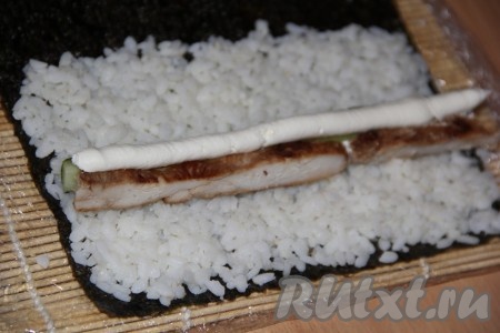 Затем выложить творожный сыр. Я для удобства выкладываю сыр в кондитерский мешок и выдавливаю потом сыр ровной колбаской.
