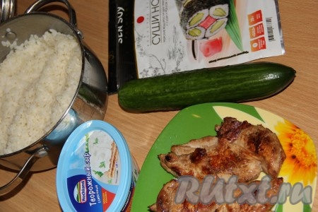 Подготовить продукты, свежий огурец вымыть.
