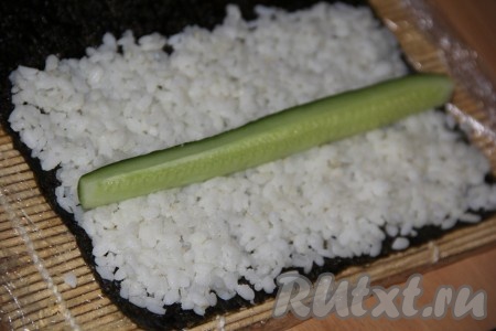 Затем выложить брусок огурца.

