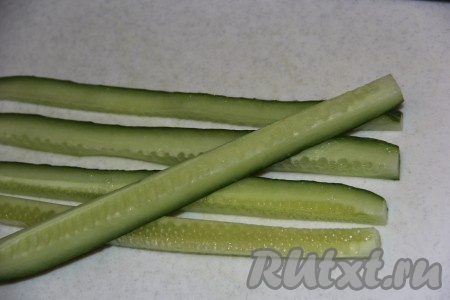 Огурец нарезать на длинные брусочки.

