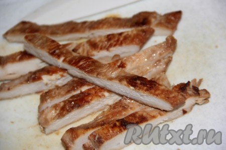 Грудку нарезать на длинные брусочки.