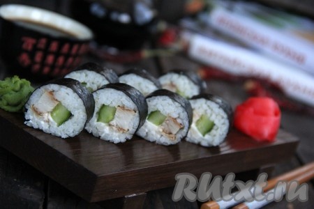 Готовый рулет разрезать острым ножом на 6 или 8 кусочков. Таким образом сформировать все роллы. Из указанного количества ингредиентов у меня получилось 24 ролла. Очень вкусные, аппетитные и достаточно сытные роллы с курицей, приготовленные в домашних условиях, подать к столу с соевым соусом, имбирём и вассаби. 