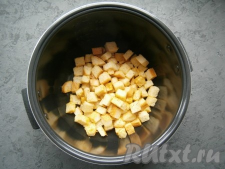 В чашу мультиварки влить оставшееся растительное масло, выложить сухарики.
