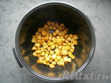 Сухарики в процессе готовки в мультиварке нужно несколько раз перемешать. По прошествии времени замечательные сухарики будут полностью готовы - немного поджарятся и станут хрустящими снаружи и мягкими внутри.
