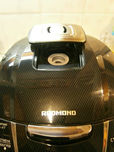 Выставить программу мультиварки "Выпечка" на 40 минут. Паровой клапан снять (это нужно для того, чтобы собравшийся на внутренней стороне крышки конденсат не капал на сухарики) и готовить сухарики при закрытой крышкой.