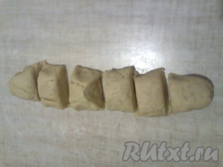 Готовое тесто разделяем на 6 частей (у нас в результате получится 6 курников).
