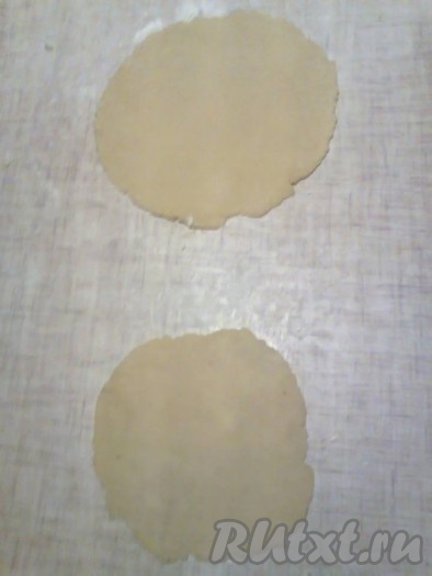 Одну часть теста делим еще на 2 части (большую и меньшую), скатываем их в шарики и тонко раскатываем в лепешки (получатся 2 лепешки большего и меньшего размера).