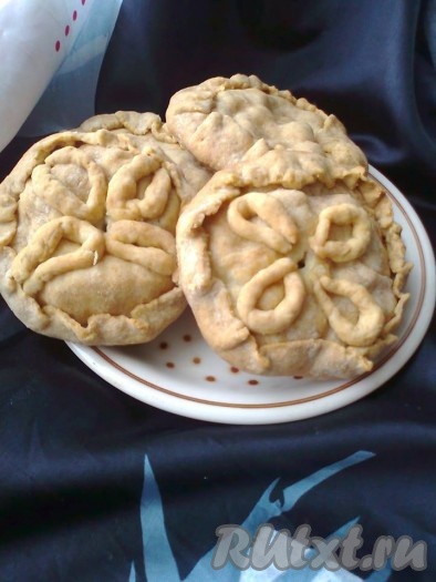 По желанию, смажьте курники перед выпечкой яичным желтком. Выпекаем в разогретой духовке при температуре 180-200 градусов 25 минут (до золотистой корочки). Затем вливаем в каждую дырочку по 1-2 столовых ложки воды (или бульона), накрываем фольгой и выпекаем еще 10 минут при температуре 150-160 градусов. Готовые горячие пироги можно смазать кусочком сливочного масла. 

Наши замечательные и вкусные порционные курники готовы. 