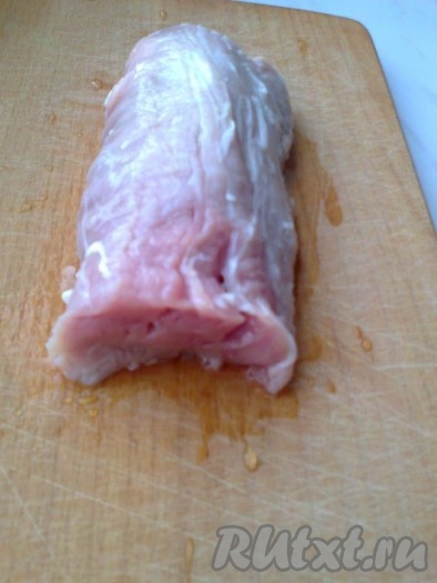 Накрываем тесто пищевой пленкой и отправляем в холодильник на 30-60 минут, а пока займемся подготовкой начинки.

Свиную вырезку (можно взять куриное филе) моем водой, обсушиваем салфетками.