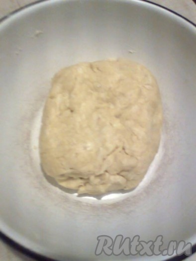 В первую очередь необходимо приготовить тесто. Сметану вливаем в объемную миску, добавляем майонез, растопленное сливочное масло, соль,&nbsp;сахар, соду (негашеную) и старательно размешиваем. В получившуюся массу добавляем небольшими порциями просеянную муку, каждый раз вымешивая ложкой. Когда масса загустеет и станет с трудом перемешиваться ложкой, выкладываем содержимое миски на рабочую поверхность и переходим к замесу вручную. Продолжая подсыпать муку, добиваемся получения нужной консистенции.&nbsp;Тесто для курника должно получиться не сильно плотным, а мягким и приятным на ощупь.

