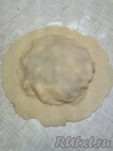 Накрываем меньшей лепешкой (как на фото).&nbsp;
