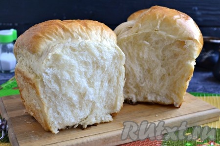 Готовый хлебушек аккуратно извлечь из формы после того, как он немного остынет (минут через 10), и полностью остудить его на решётке. Мякиш у этого хлеба нереальный, похож на пух.