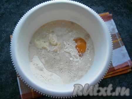 Сюда же отправить тёплую заварную смесь и молочно-дрожжевую смесь, а также всыпать сухое молоко.