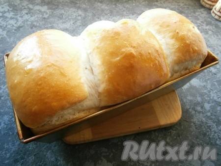 Выпекать японский молочный хлеб "Хоккайдо" в хорошо разогретой духовке при температуре 170 градусов около 35-40 минут (до зарумянивания).
