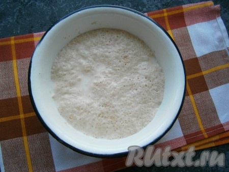 Накрыть миску плёнкой и оставить в тёплом месте на 15 минут. За это время дрожжи активируются, сверху появится характерная "шапочка".