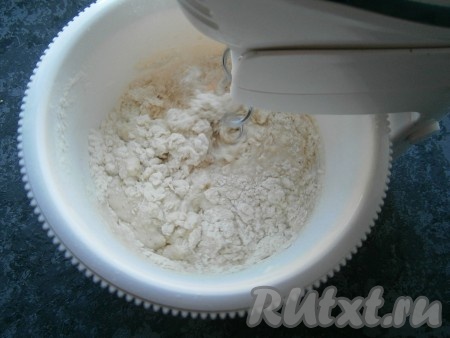 Теперь тесто нужно замесить. Я замешивала тесто миксером, можно замесить и вручную с помощью ложки. Тесто будет вязким. Вымешивать тесто нужно не менее 5 минут.