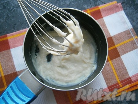 Поставить ковшик на средний огонь и при постоянном помешивании довести смесь до кипения. После закипания варить заварную смесь, помешивая, на самом слабом огне 2-3 минуты (до загустения смеси), затем снять с огня. Дать заварной смеси остыть до тёплого состояния.