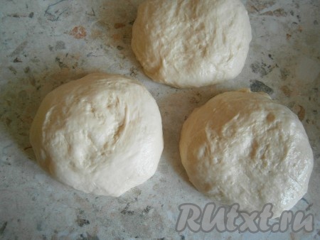 Далее тесто обмять уже без муки, смазав руки и стол растительным маслом. Разделить тесто на 3 части.
