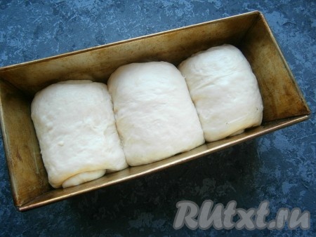 Таким же образом свернуть в рулеты и две оставшиеся части теста. Поместить 3 получившихся рулета в смазанную растительным маслом форму для кекса или для хлеба-кирпичика. Размер формы должен быть не менее 30х15 сантиметров. В дальнейшем тесто будет сильно подниматься и если форма будет небольшой, тесто просто вылезет из неё.