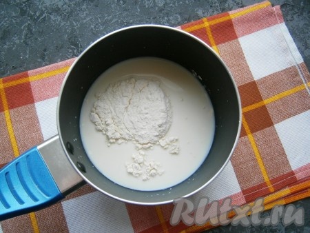 Приготовить заварную смесь, для этого в ковшик влить 100 миллилитров холодного молока, всыпать муку.