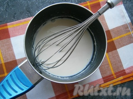 Тщательно венчиком перемешать смесь молока и муки, чтобы не осталось комочков.
