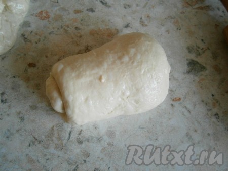 Затем свернуть тесто в рулет (как на фото).
