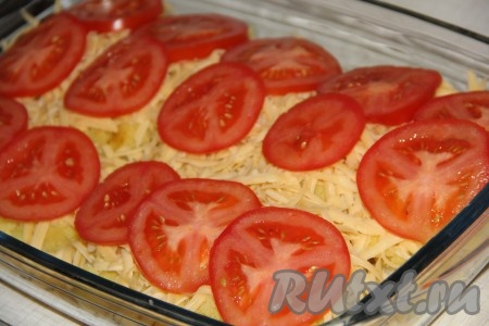 Помидоры вымыть, нарезать на тонкие колечки, разложить поверх сыра.
