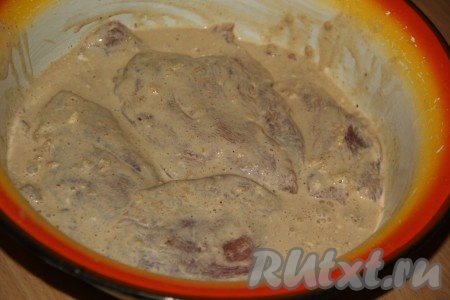 Залить мясо маринадом и хорошо перемешать. Оставить мясо в маринаде минимум на 3 часа (можно оставить в прохладном месте и на более длительное время).
