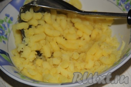 Готовую картошку размять в пюре без добавления молока и воды.
