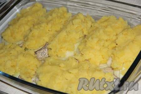 Поверх мяса с луком выложить картофельное пюре.
