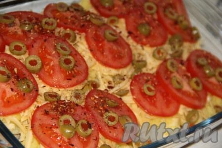 Оливки нарезать тонкими колечками и выложить поверх помидоров и сыра. Слегка посолить помидоры и посыпать любой приправкой.