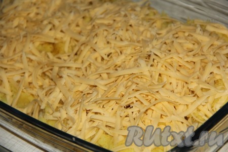 Сыр натереть на крупной тёрке и выложить поверх картофельного пюре.

