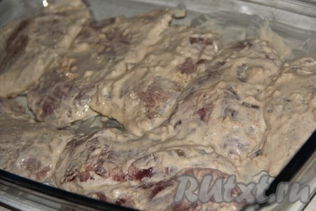 В жаропрочную форму (или на противень) выложить мясо в один слой.
