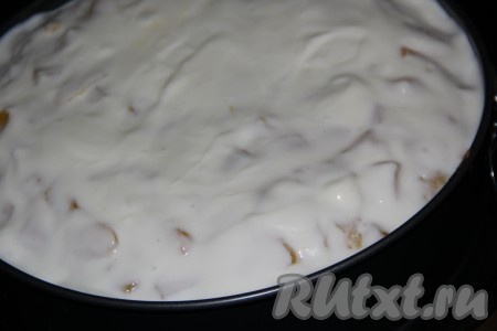 Достать пирог из духовки, равномерно распределить сметанную заливку поверх пирога. Поставить пирог с консервированными персиками обратно в духовку ещё на 20 минут. Затем выключить духовку, а пирог оставить в духовке на 1 час. 
