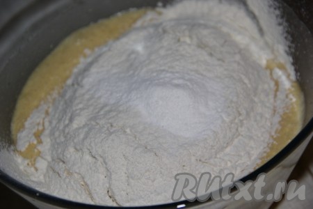 Добавить растопленный остывший маргарин в смесь яиц и кефира, взбить миксером до однородности. В получившуюся массу всыпать просеянную муку и разрыхлитель.
