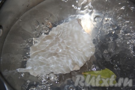 Чтобы отварить кальмаров, нужно поставить кастрюлю с водой на огонь, добавить 1 лавровый лист, довести воду до кипения. Опустить одну тушку кальмара в кипящую воду и варить 10 секунд с момента закипания. Достать тушку и выложить на тарелку. Снова подождать, когда вода хорошо закипит, опустить следующую тушку и варить 10 секунд. Готовые кальмары остудить. Если вы отварите кальмаров таким способом, то они будут мягкими, нежными и не резиновыми.
