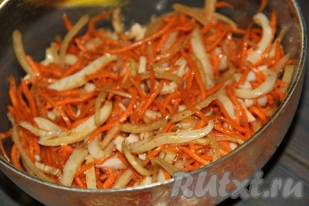 Тщательно перемешать кальмары с овощами. Затем влить уксус, соевый соус и масло. Хорошо перемешать хе и убрать в холодильник на 2-3 часа.
