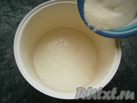 Чашу поместить в мультиварку и выставить режим "Каша" или "Молочная каша", время приготовления 25 минут, крышку мультиварки закрыть. Через 10 минут молоко закипит, нужно всыпать, помешивая, тонкой струйкой смесь манки и сахара.
