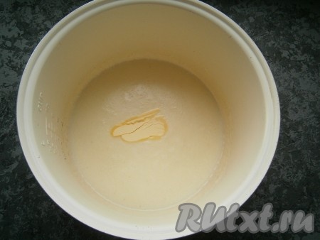 Закрыть крышку мультиварки и готовить манную кашу оставшееся время. В готовую кашу добавить кусочек сливочного масла, перемешать.
