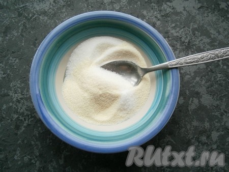 Манную крупу смешать с сахаром и ванильным сахаром.