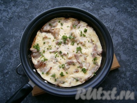 Жарить омлет с беконом и сыром около 5-6 минут (до тех пор, пока верх омлета не станет сухим). Готовое блюдо посыпать измельченной зеленью.