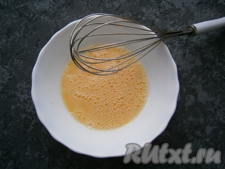 Хорошенько взбить яйца венчиком.
