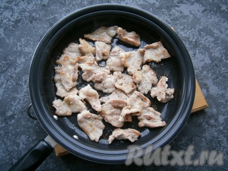 В разогретую сковороду выложить кусочки бекона в один слой. Посолить, поперчить, посыпать немного чесночным перцем. Обжарить бекон на среднем огне до румяности с двух сторон и выделения жира.