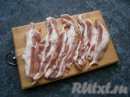 Подготовить пластины бекона.